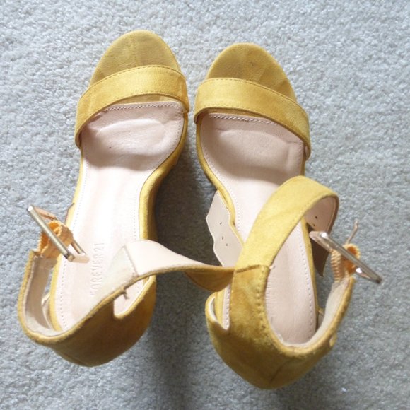 FOREVER 21 yellow faux suede wedges with single strap and buckle closure - Picture 4 of 11
